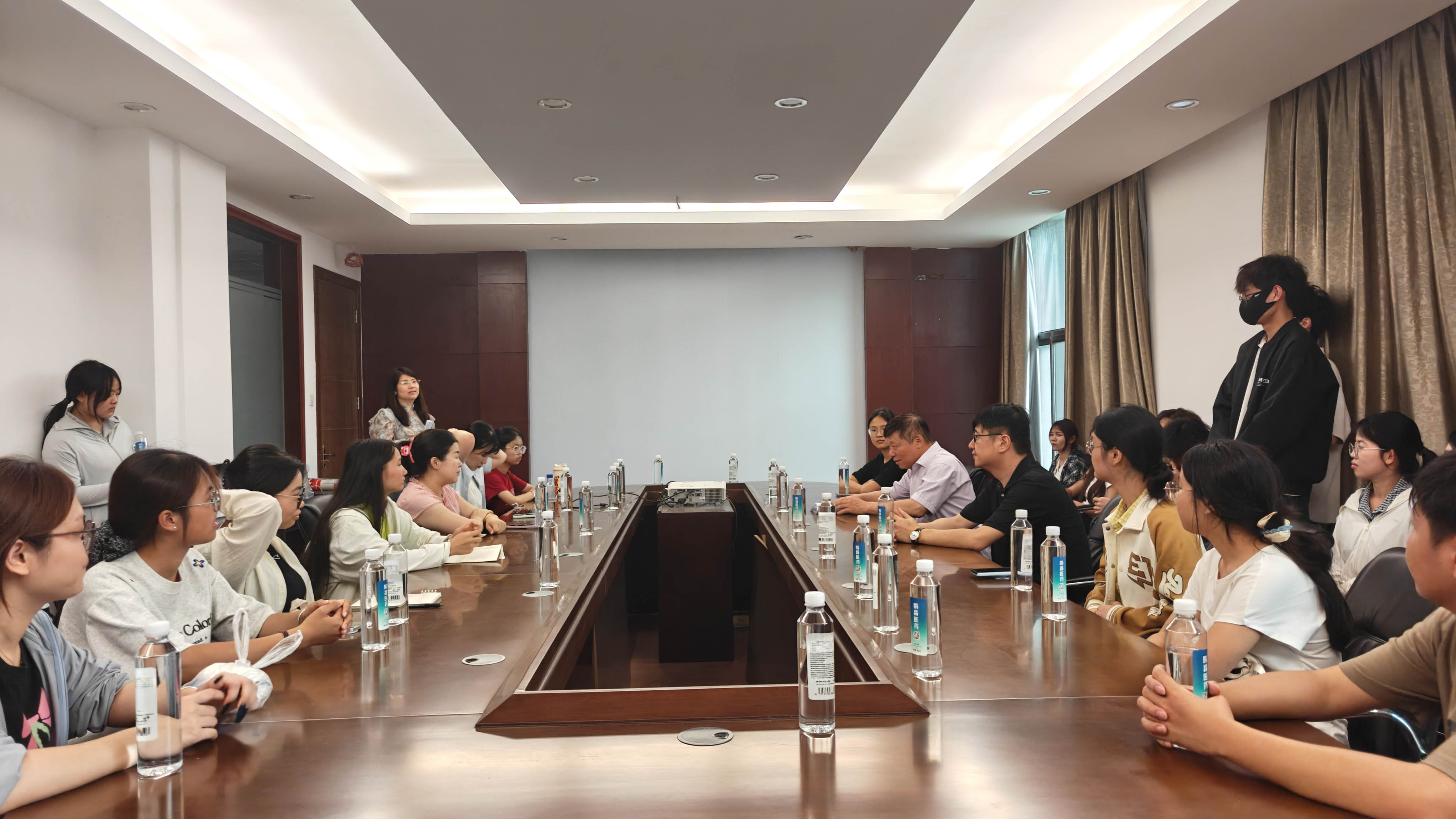 座谈照片放最后.jpg 座谈照片放最后.jpg